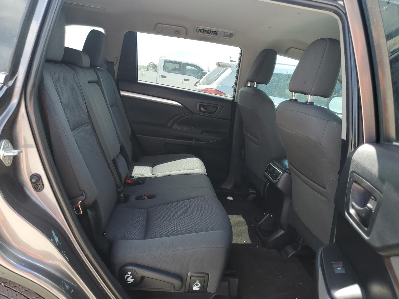 2019 Toyota Highlander Le VIN: 5TDZARFH0KS049723 Lot: 64584004