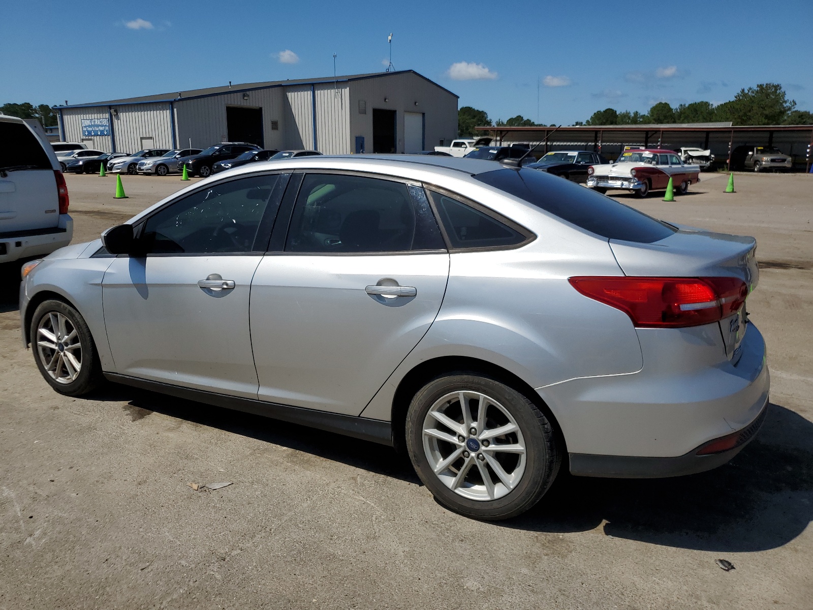 2018 Ford Focus Se vin: 1FADP3F20JL275283