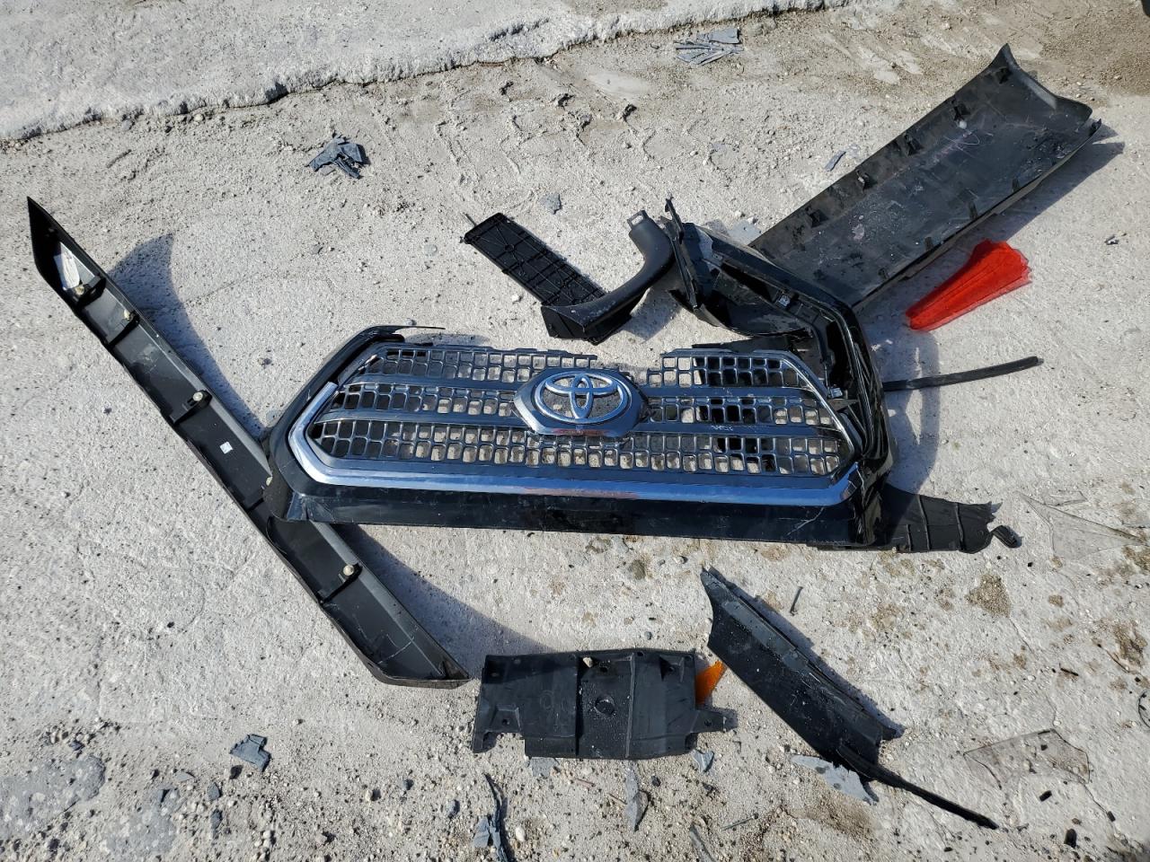 2017 Toyota Rav4 Xle VIN: 2T3WFREV0HW370017 Lot: 64750334