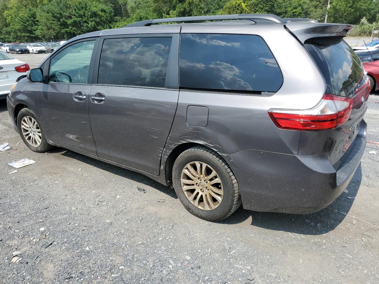 5TDYK3DC2GS694667 2016 TOYOTA SIENNA - Image 2