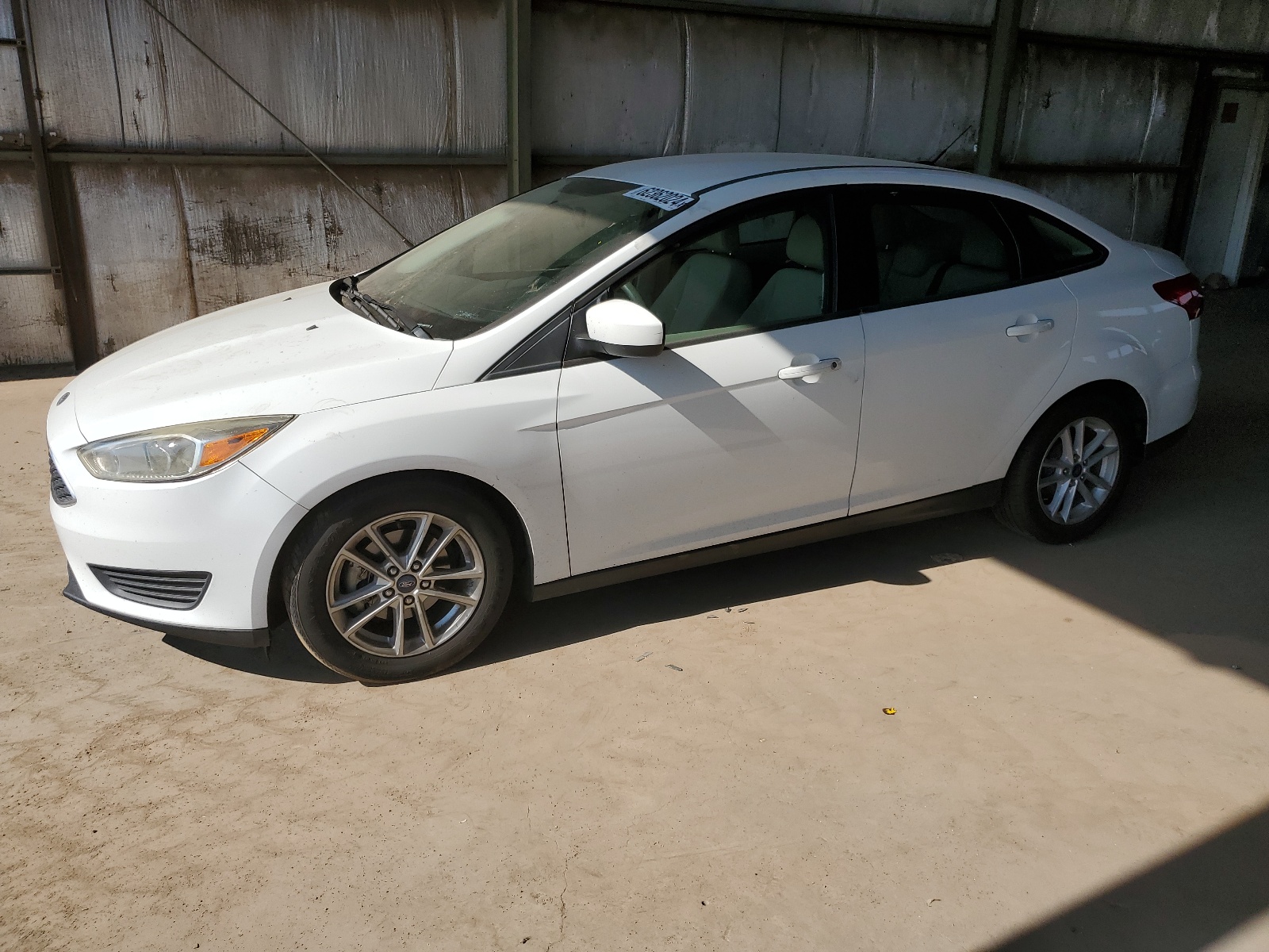 2018 Ford Focus Se vin: 1FADP3F20JL273310