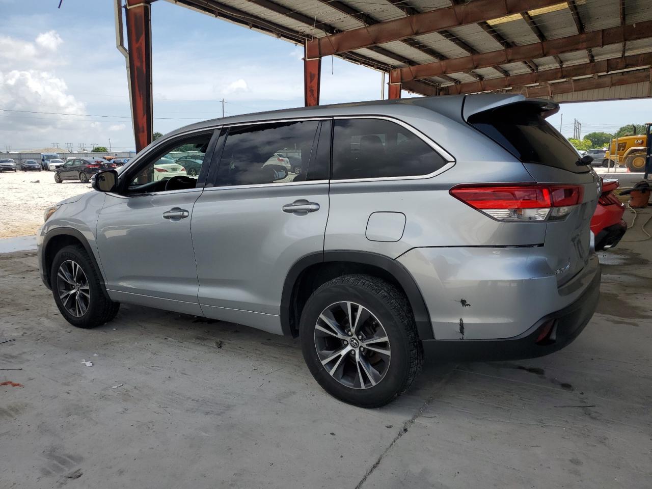 5TDZZRFH6JS246967 2018 Toyota Highlander Le