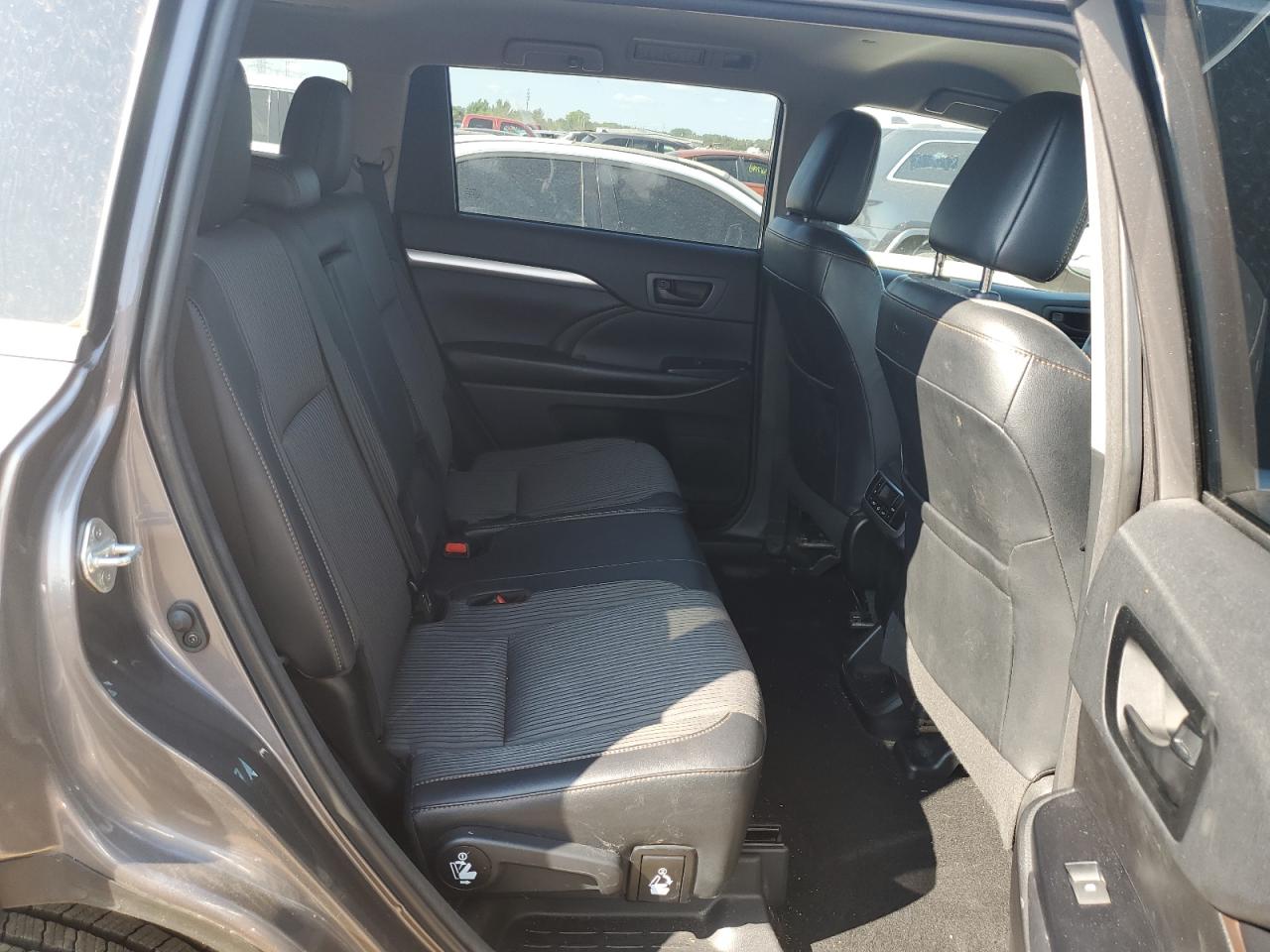 2018 Toyota Highlander Le VIN: 5TDBZRFH8JS906525 Lot: 65647634