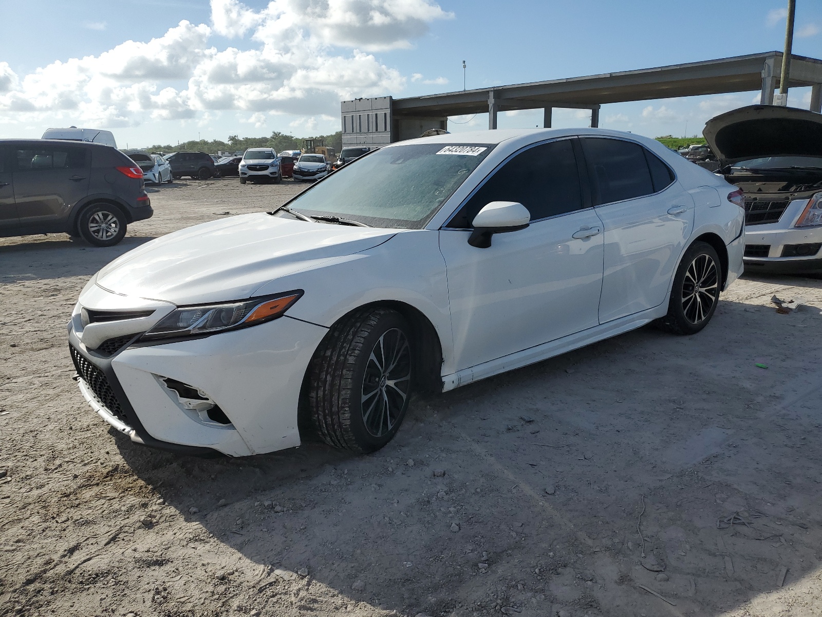 2018 Toyota Camry L vin: 4T1B11HK1JU676934