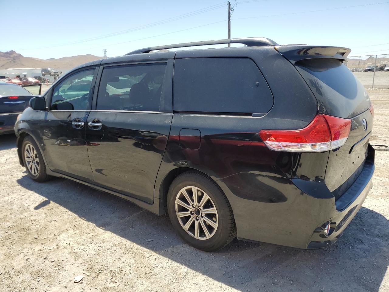 5TDXK3DCXFS557910 2015 TOYOTA SIENNA - Image 2