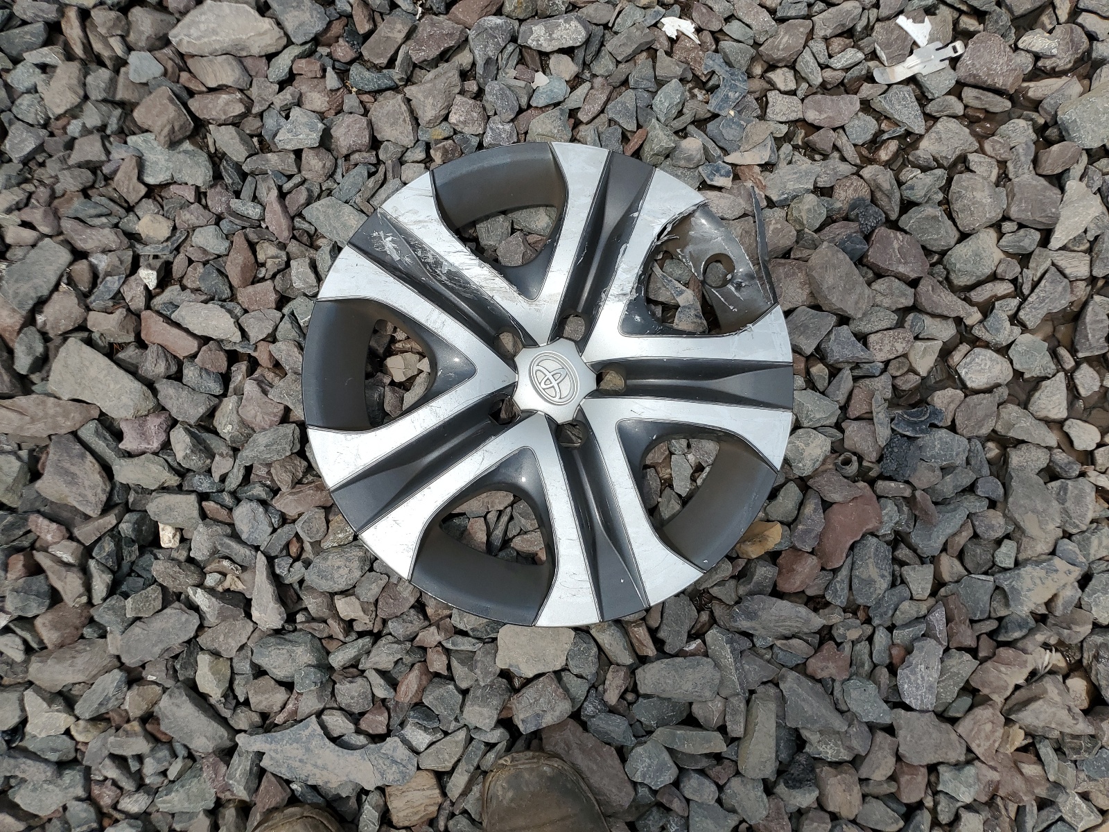 2T3BFREV2HW553191 2017 Toyota Rav4 Le