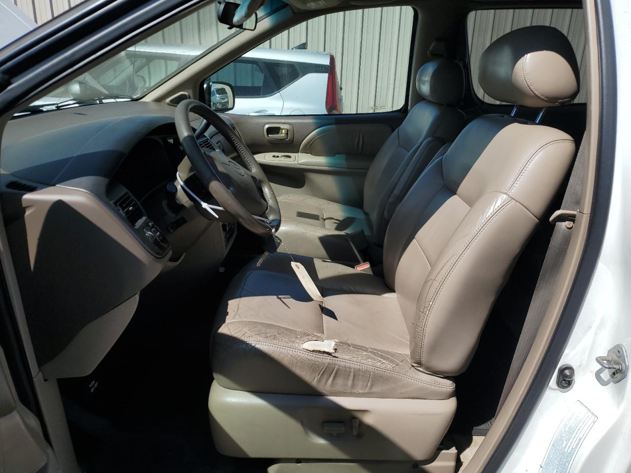 2000 Toyota Sienna Le VIN: 4T3ZF13C2YU261168 Lot: 64102664