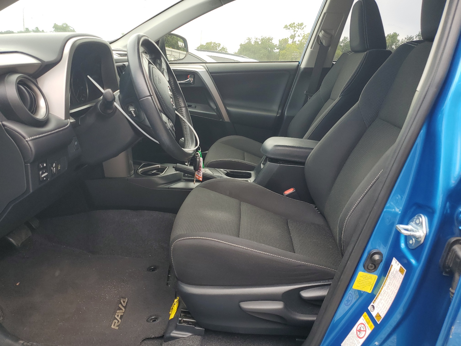 JTMWFREV6HJ116312 2017 Toyota Rav4 Xle