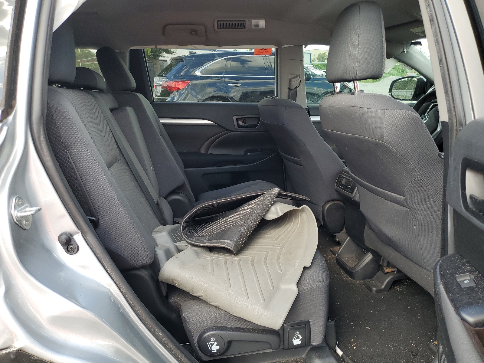 5TDZARFH3KS058819 2019 Toyota Highlander Le