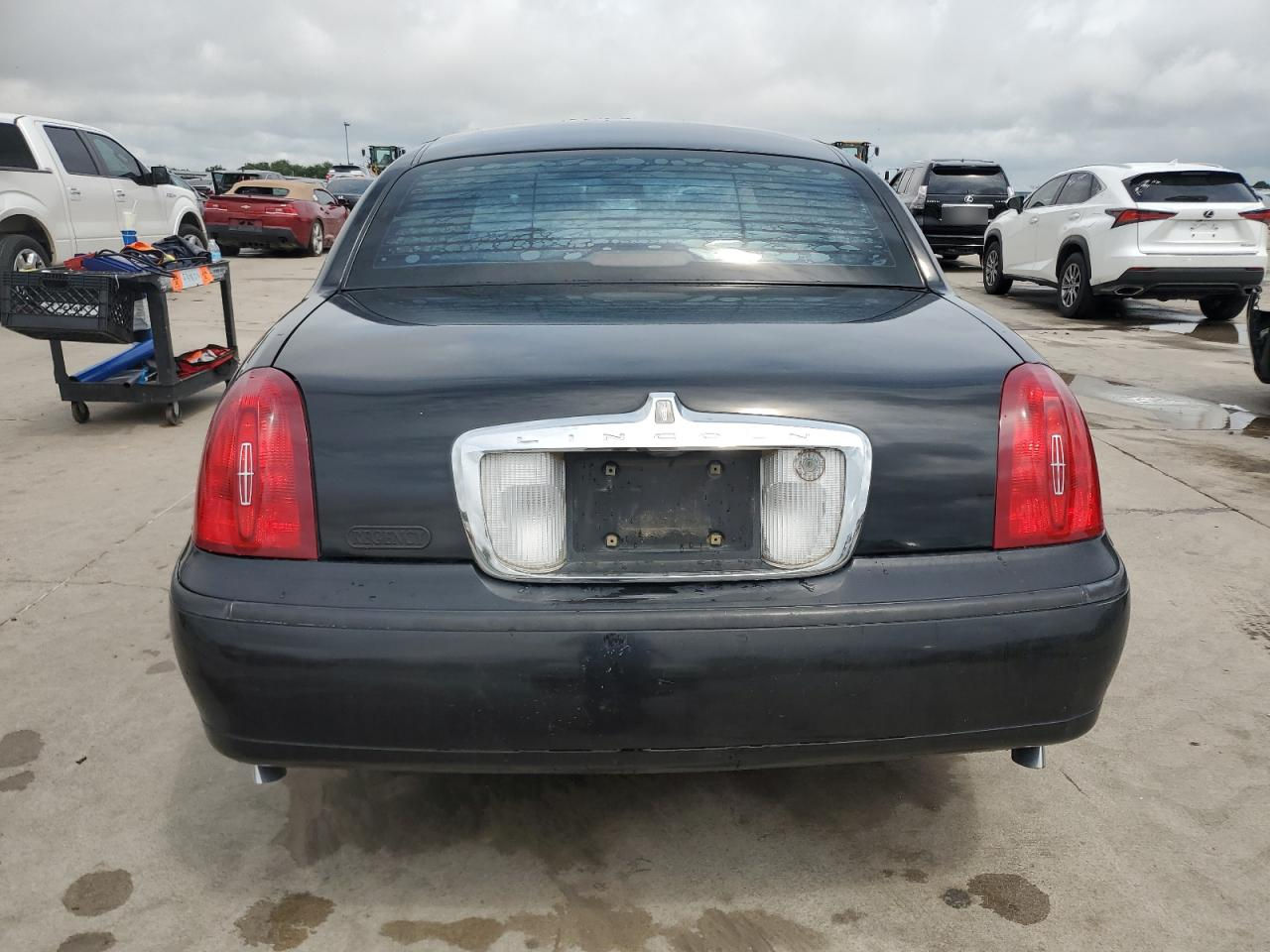 1LNFM82W8WY644303 1998 Lincoln Town Car Signature