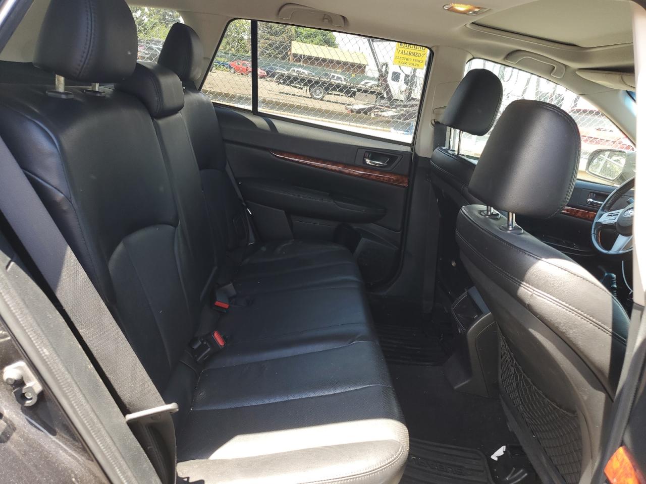 2010 Subaru Outback - Image 10