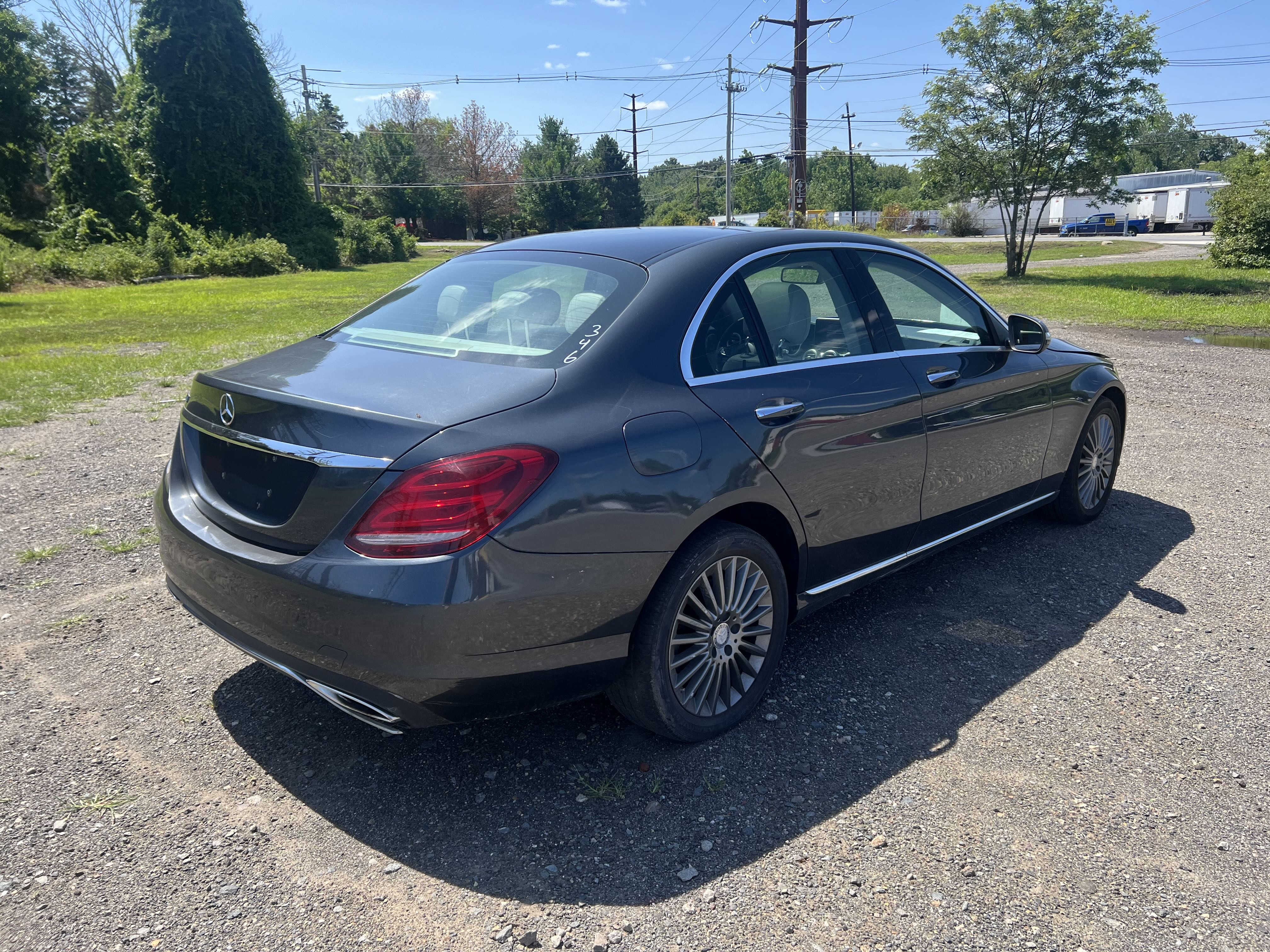 2015 Mercedes-Benz C 300 4Matic vin: 55SWF4KB2FU040362