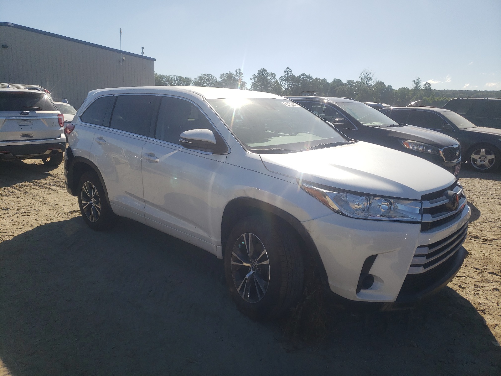 5TDZARFH0HS028217 2017 Toyota Highlander Le