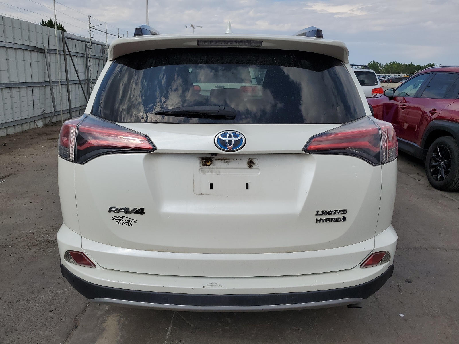 JTMDJREV7JD175069 2018 Toyota Rav4 Hv Limited