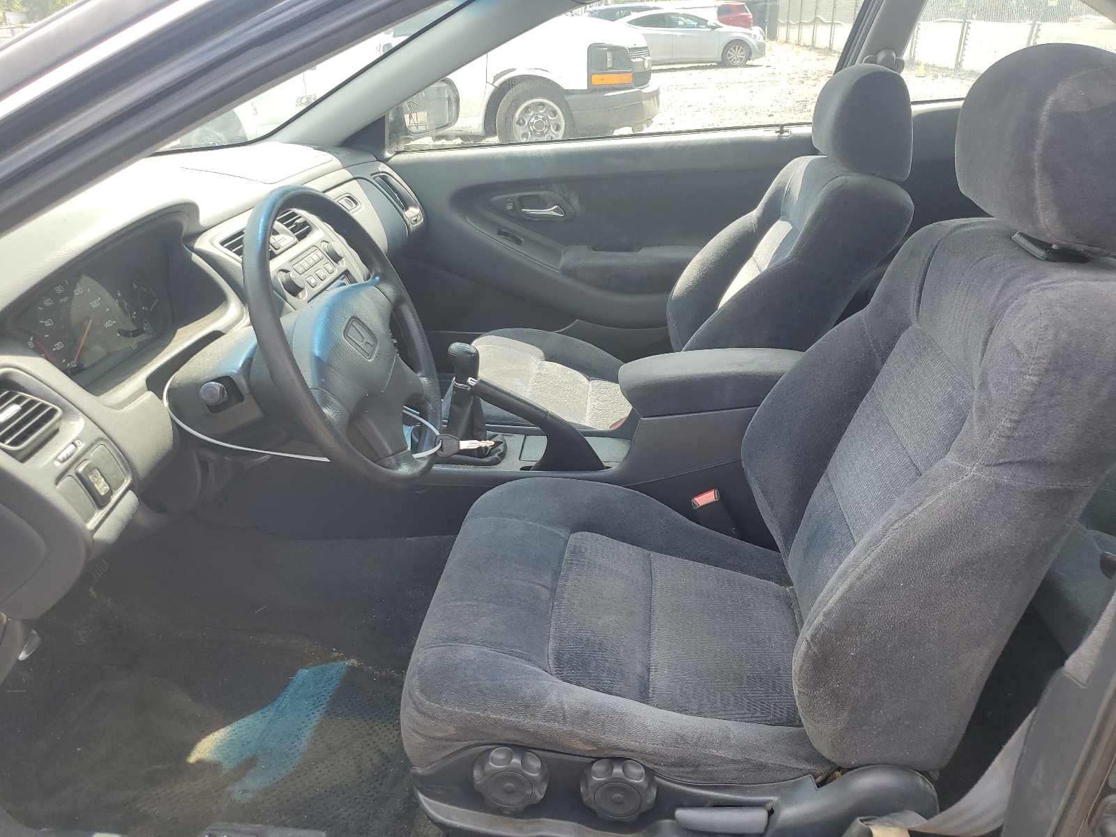 1HGCG3168YA009680 2000 Honda Accord Lx