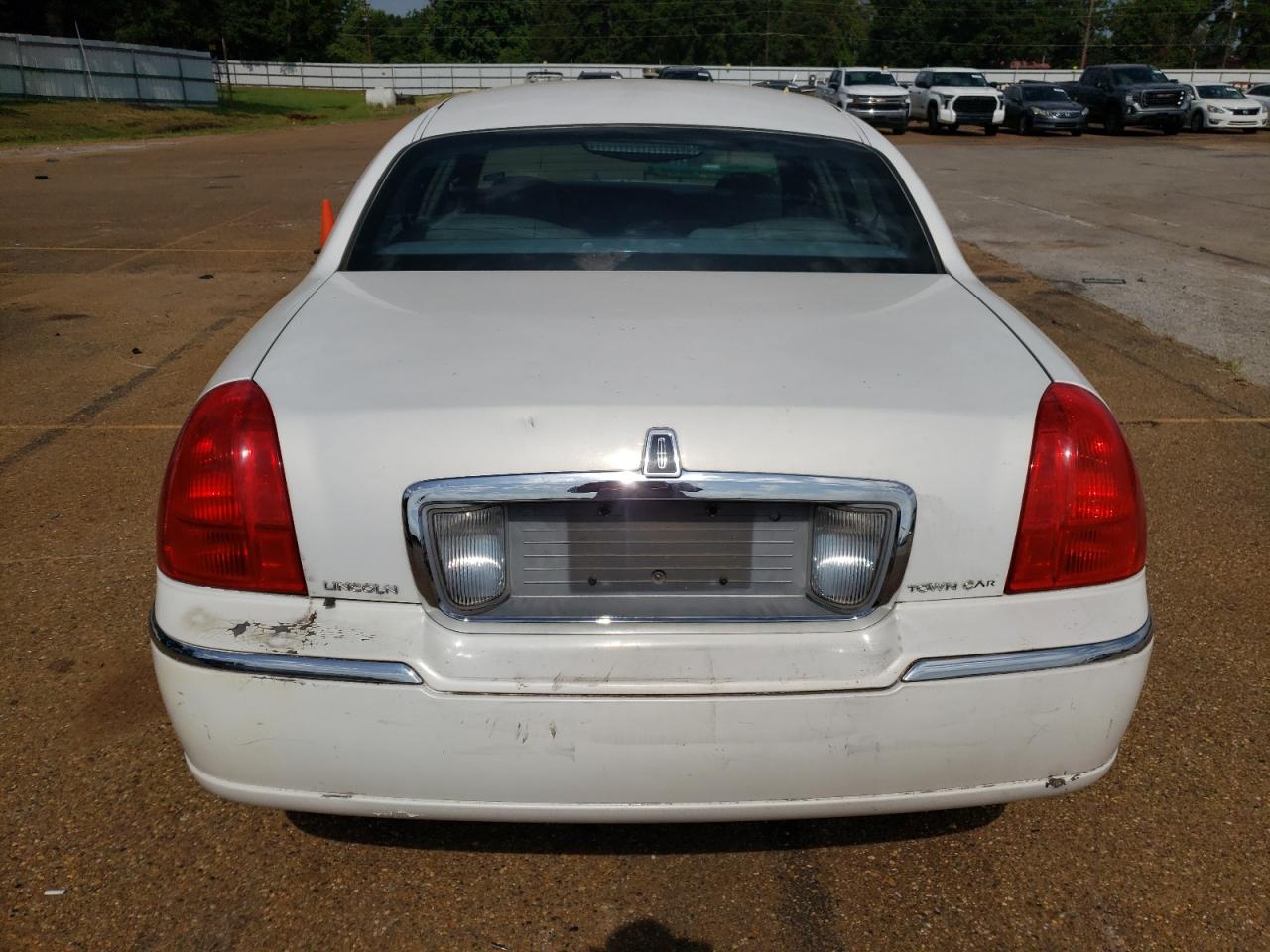 2003 Lincoln Town Car Executive VIN: 1LNHM81W53Y636892 Lot: 61894284