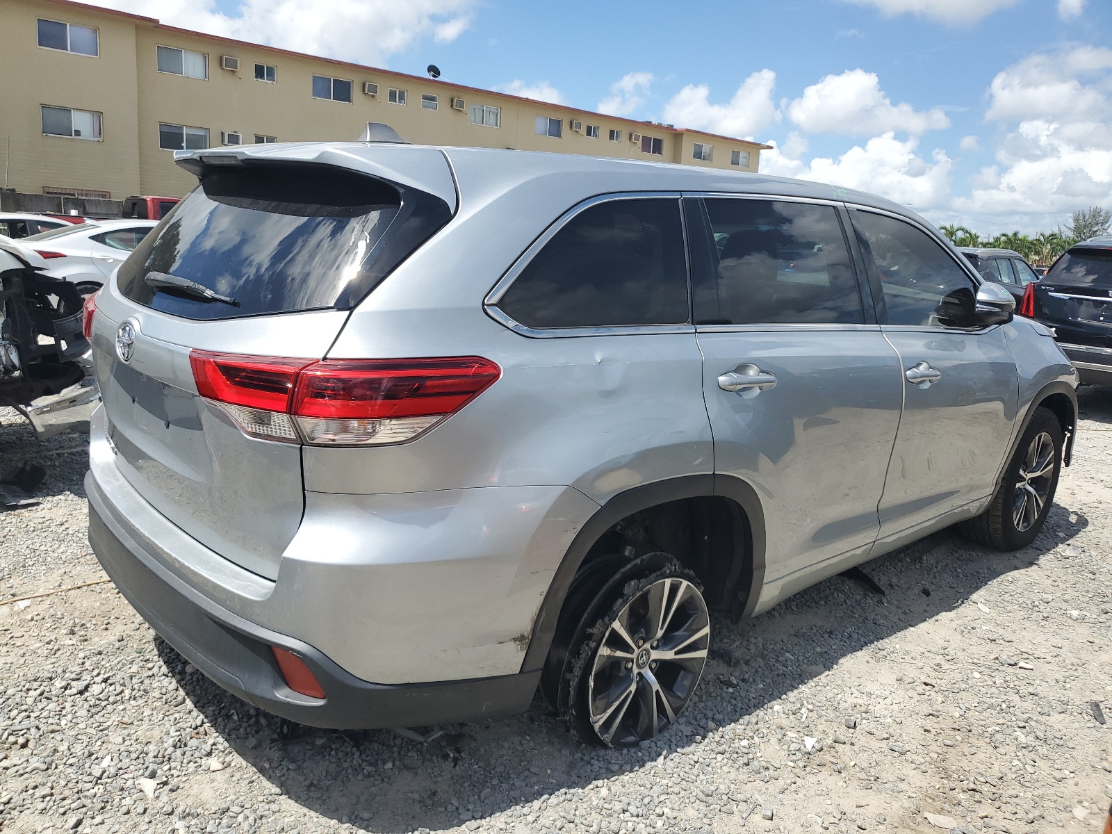 2018 Toyota Highlander Le vin: 5TDZZRFH5JS272606