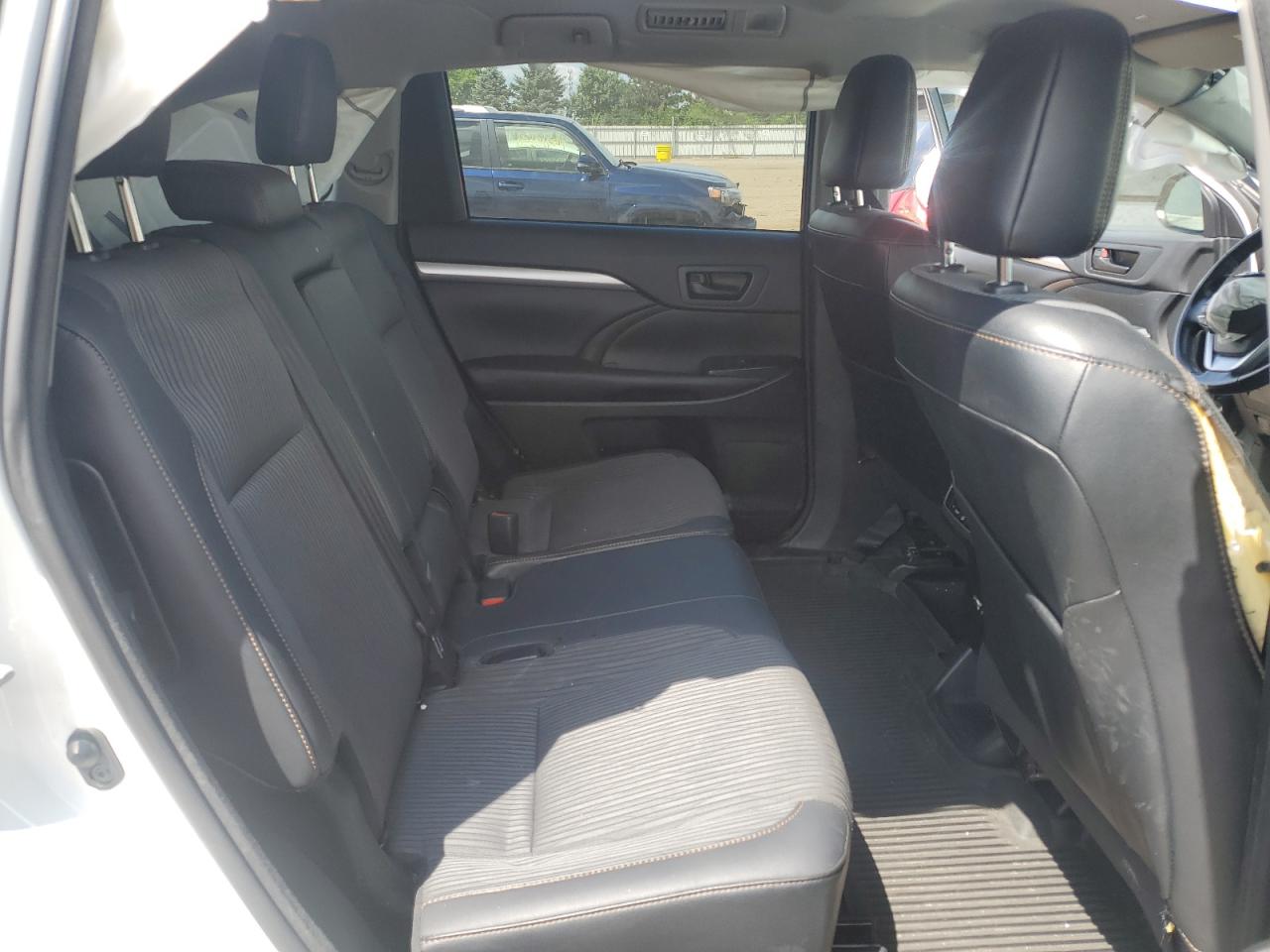 2018 Toyota Highlander Le VIN: 5TDBZRFH6JS884864 Lot: 63325034
