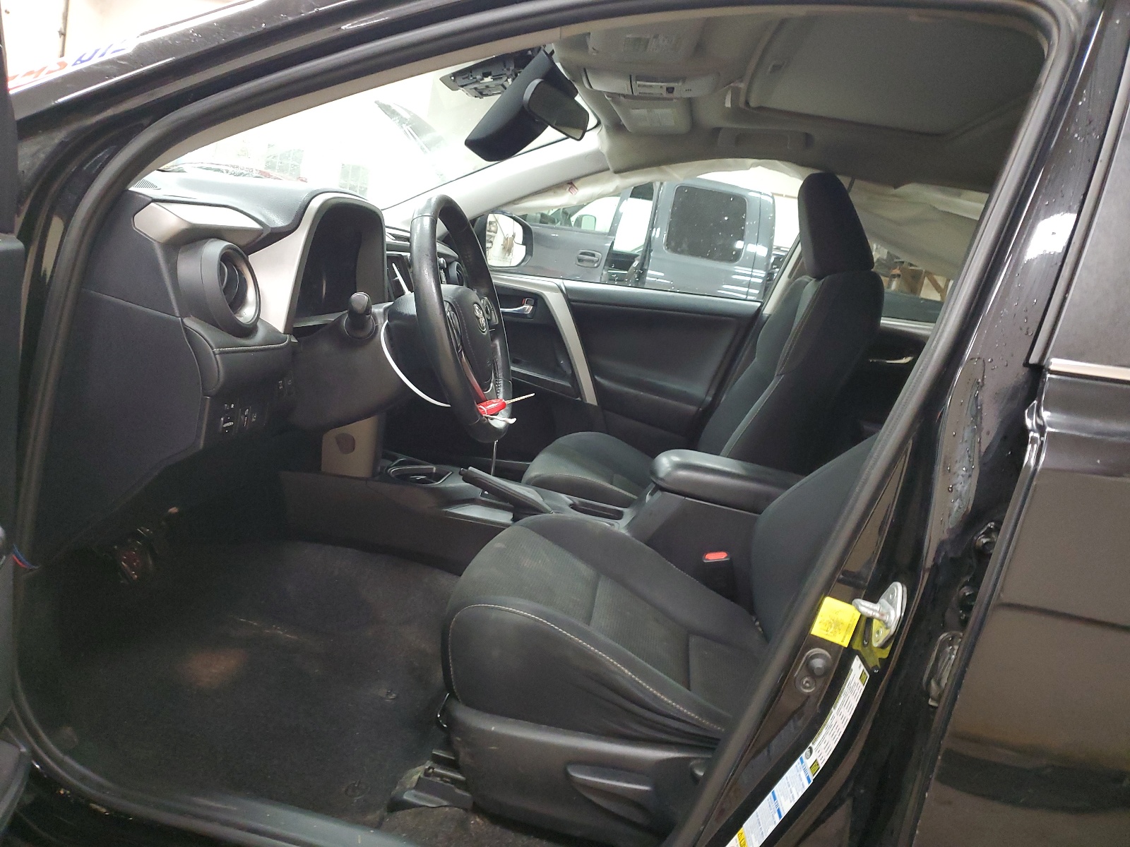 2T3RFREV8HW591068 2017 Toyota Rav4 Xle