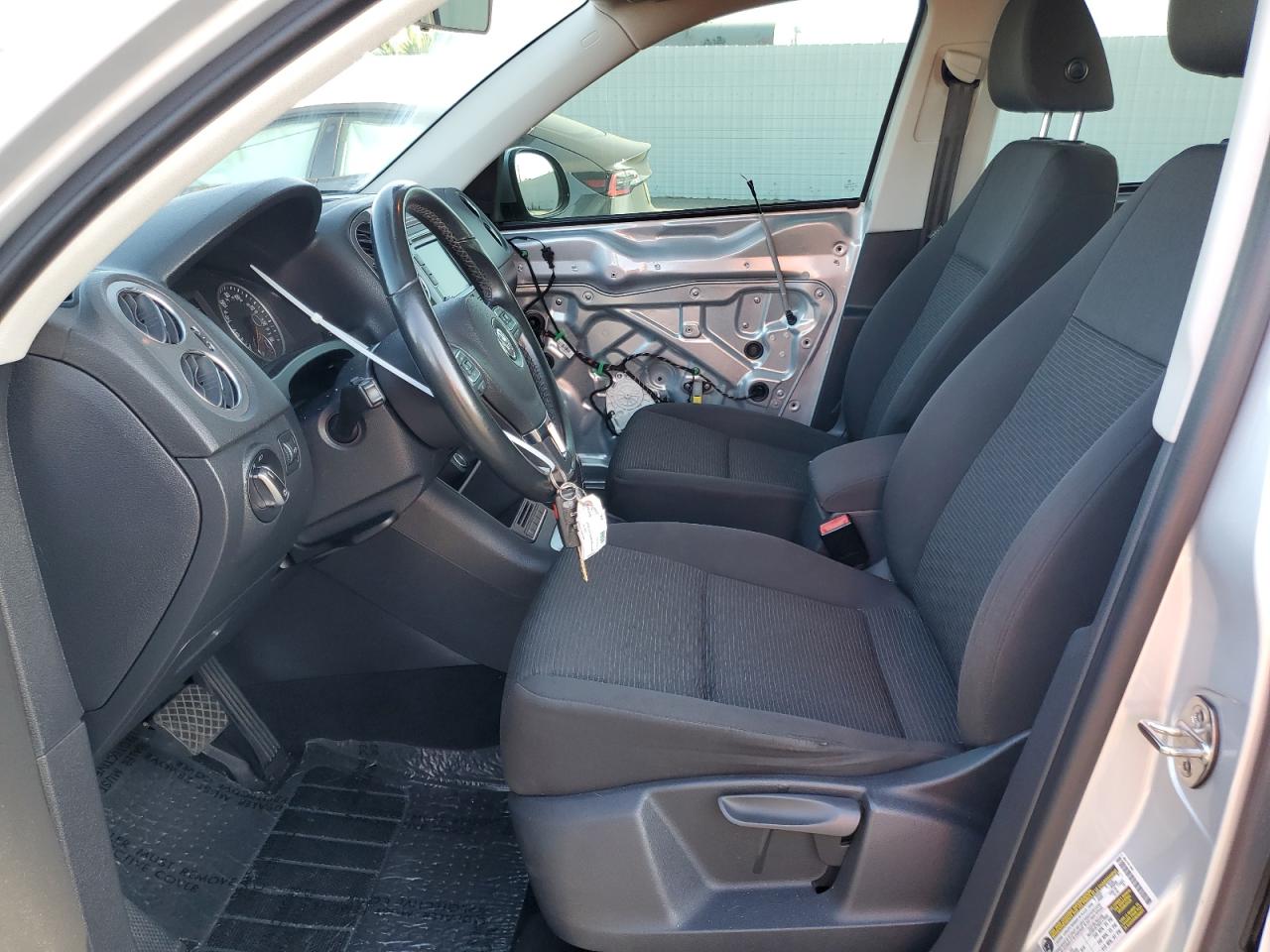 2015 Volkswagen Tiguan S VIN: WVGAV7AX5FW572001 Lot: 64941264