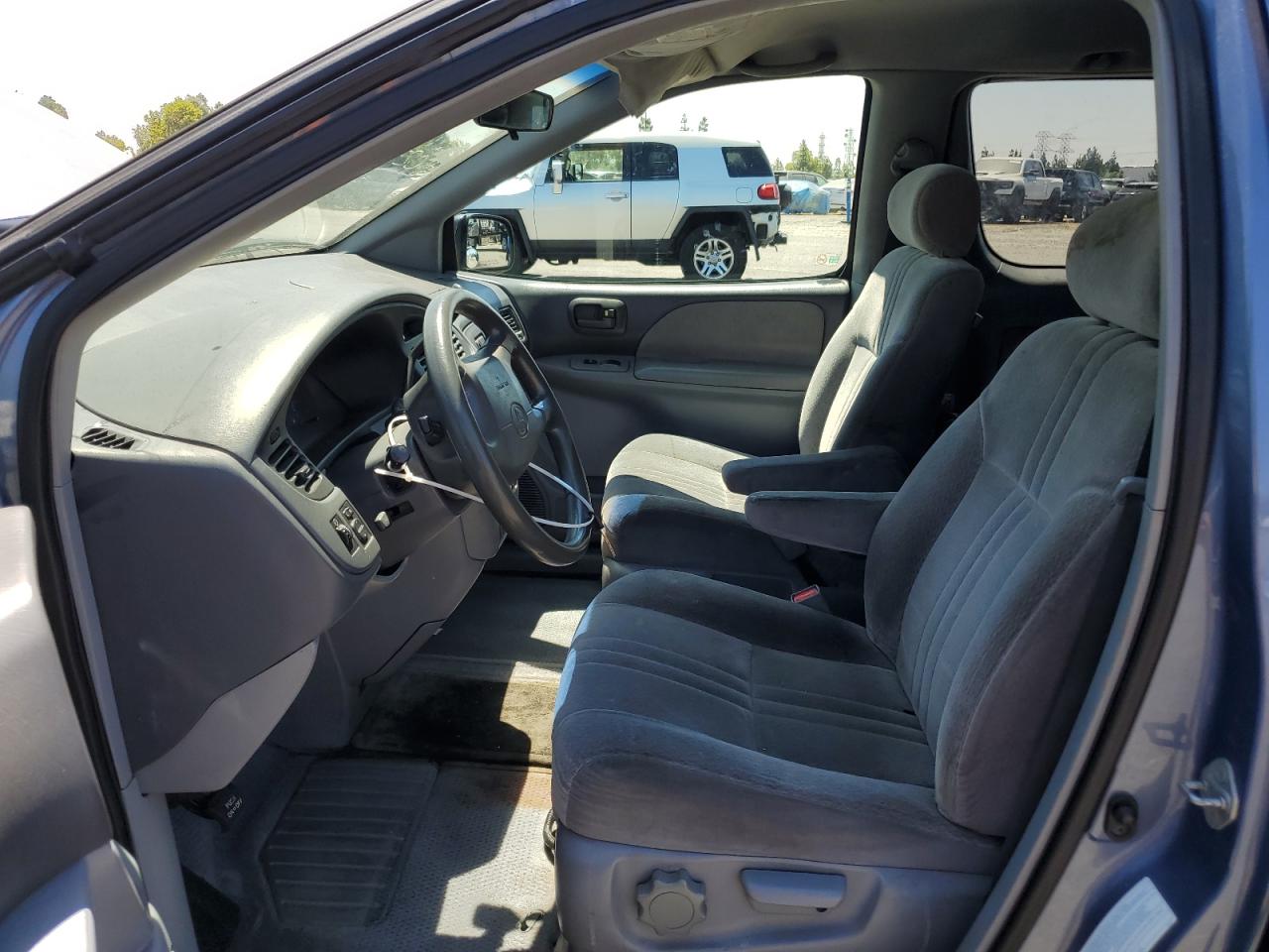 2002 Toyota Sienna Ce VIN: 4T3ZF19C12U450277 Lot: 65512624