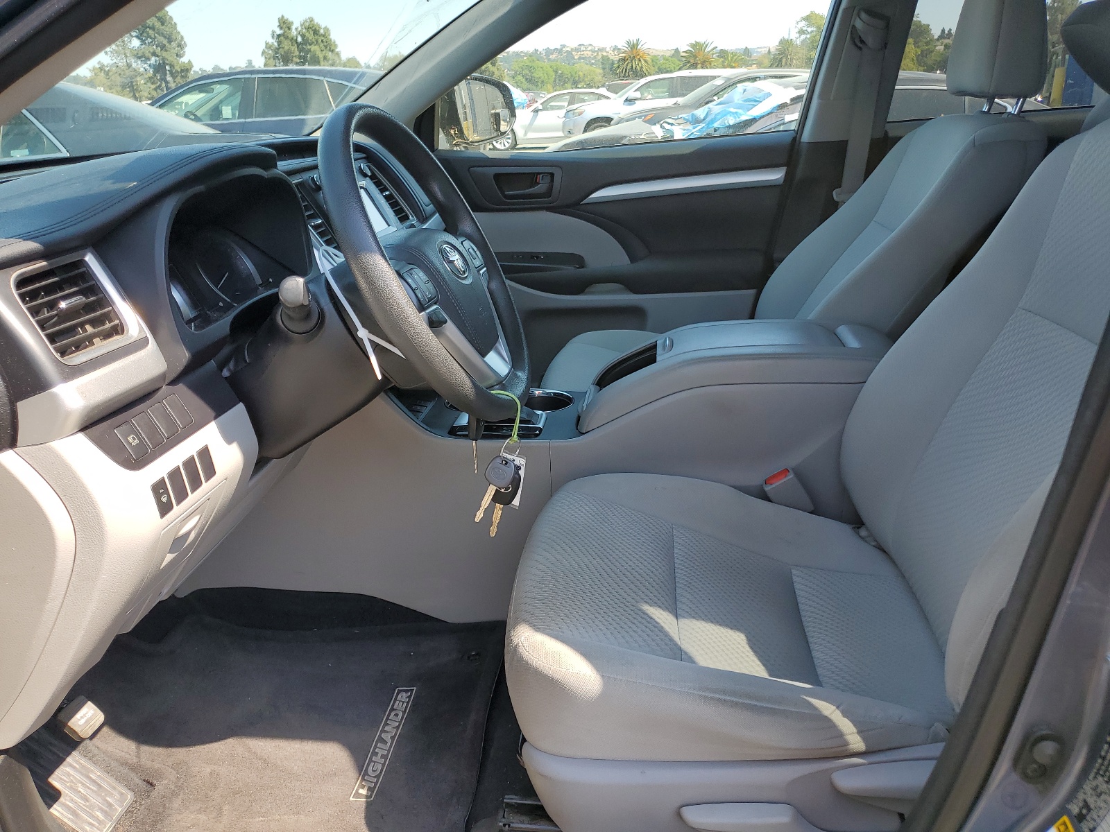 5TDBZRFH9HS435785 2017 Toyota Highlander Le