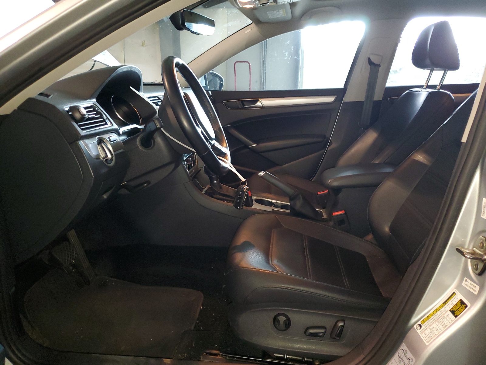 1VWLA7A36KC011353 2019 Volkswagen Passat Wolfsburg