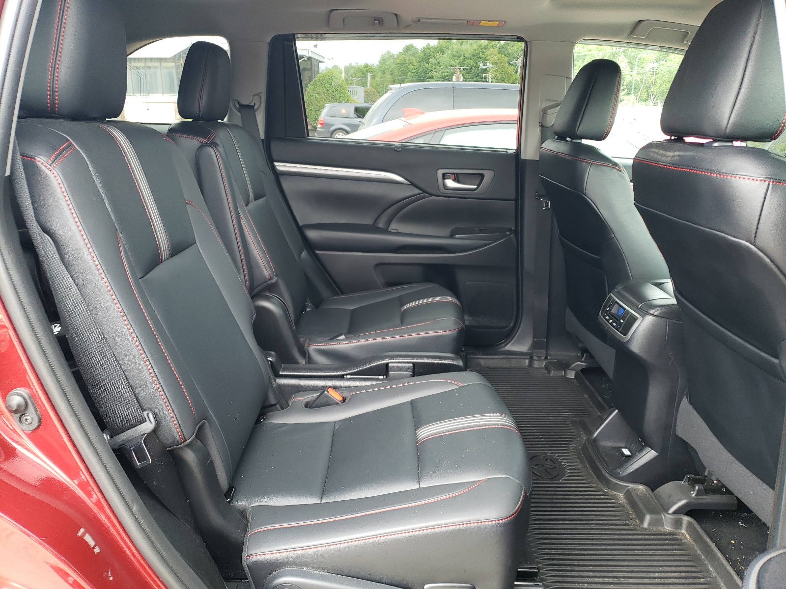 5TDJZRFH7KS960394 2019 Toyota Highlander Se