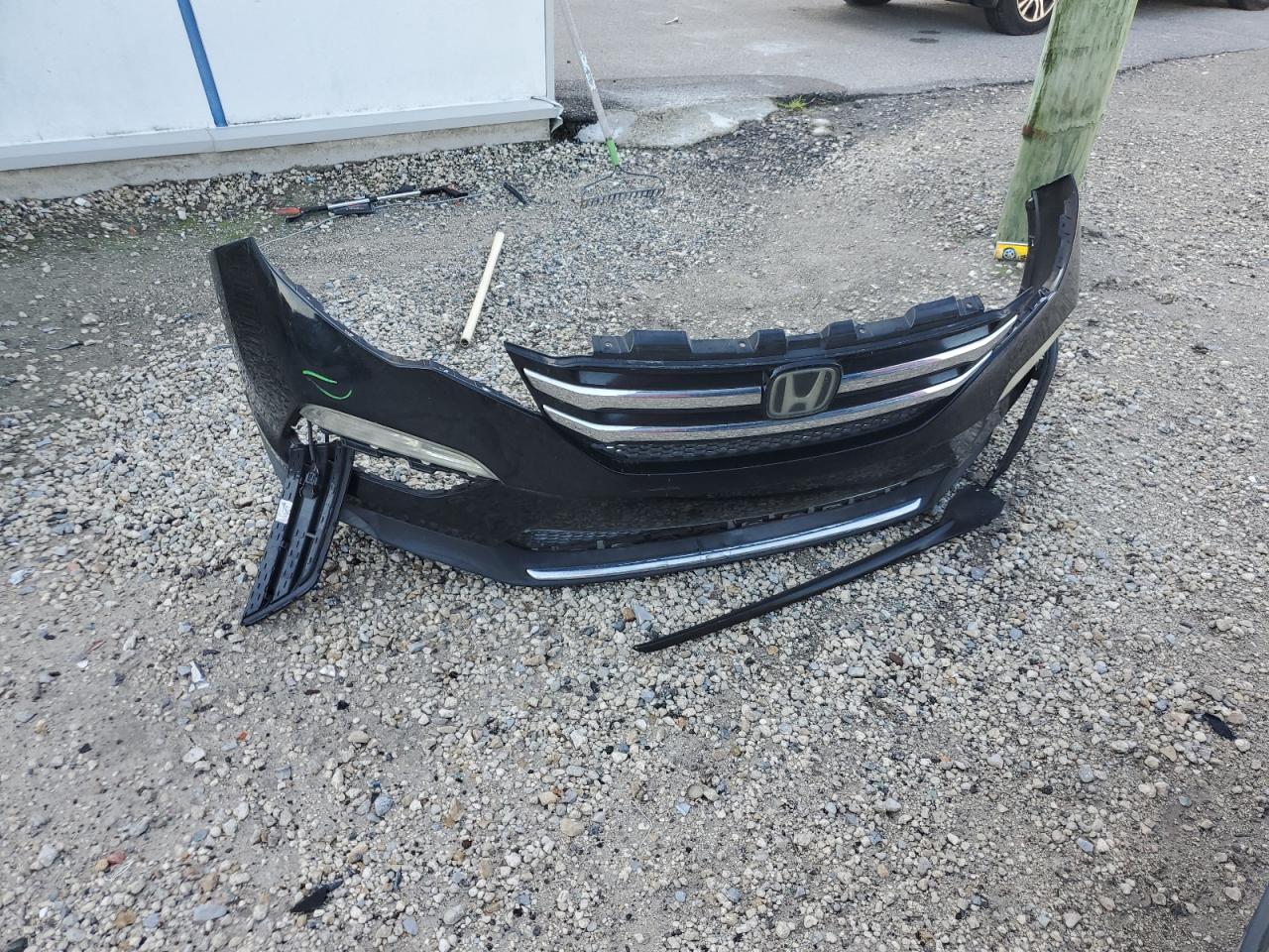 2017 Honda Pilot Touring VIN: 5FNYF5H90HB007996 Lot: 63391184