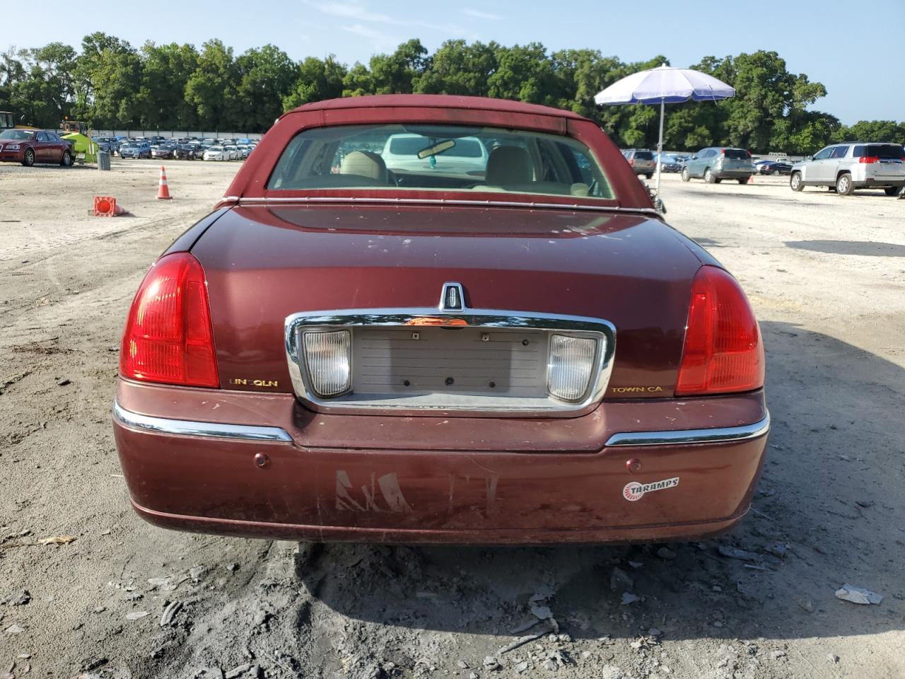 2004 Lincoln Town Car Executive VIN: 1LNHM81W94Y633138 Lot: 64201234