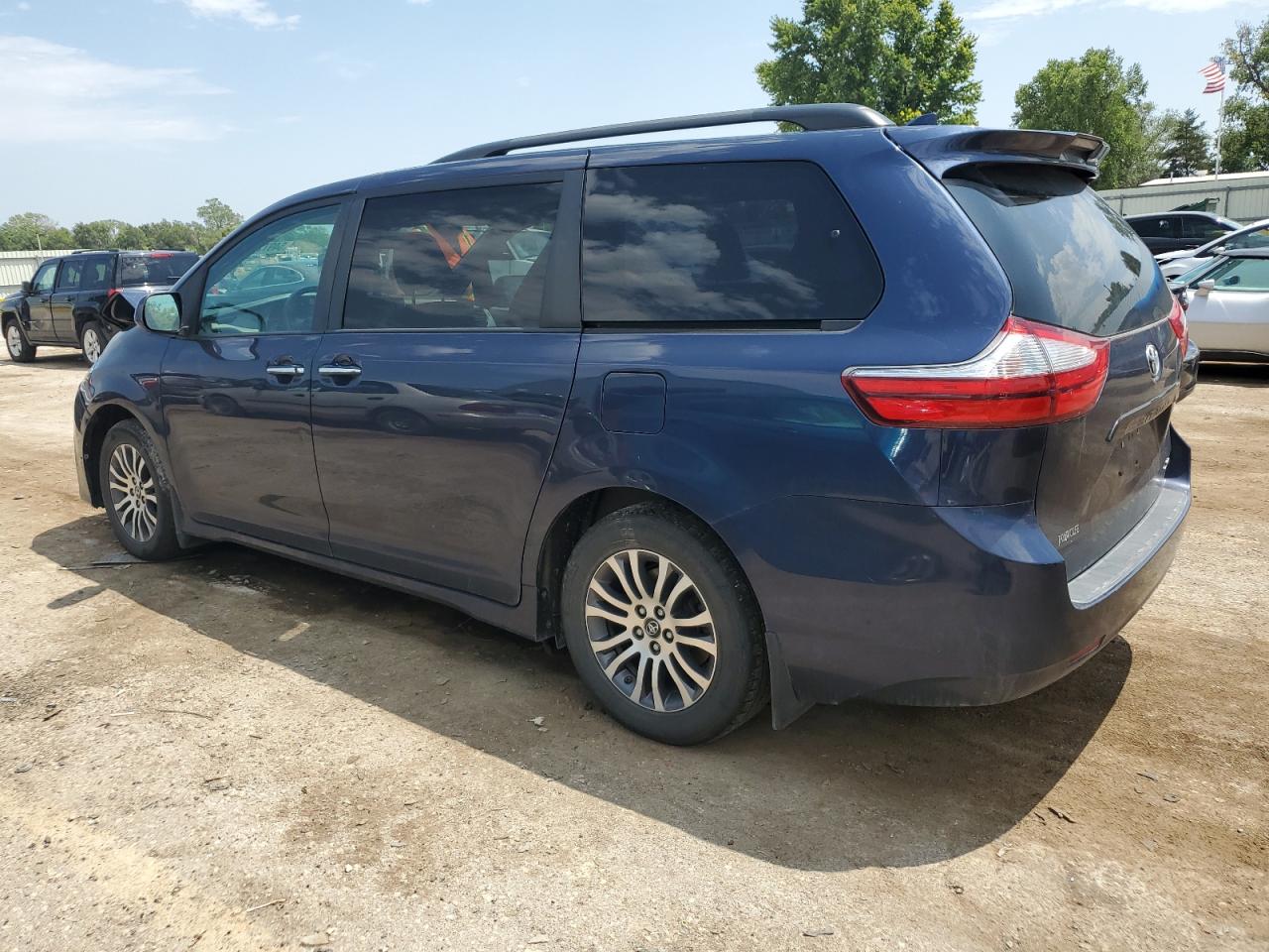 5TDYZ3DC0JS934222 2018 TOYOTA SIENNA - Image 2