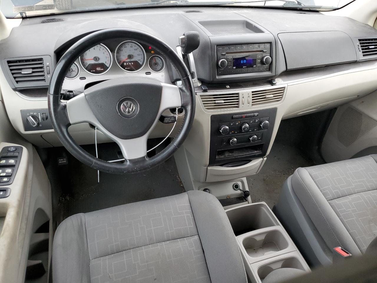 2009 Volkswagen Routan - Image 8