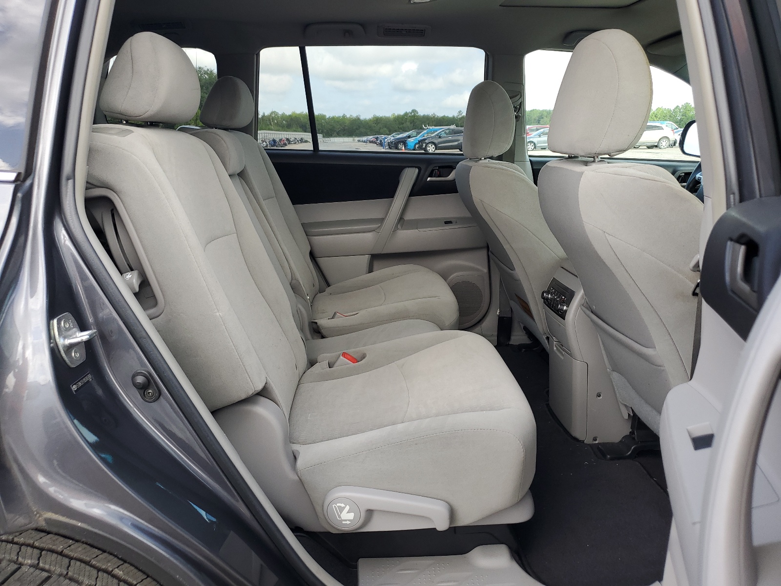 5TDBK3EH1BS065930 2011 Toyota Highlander Base