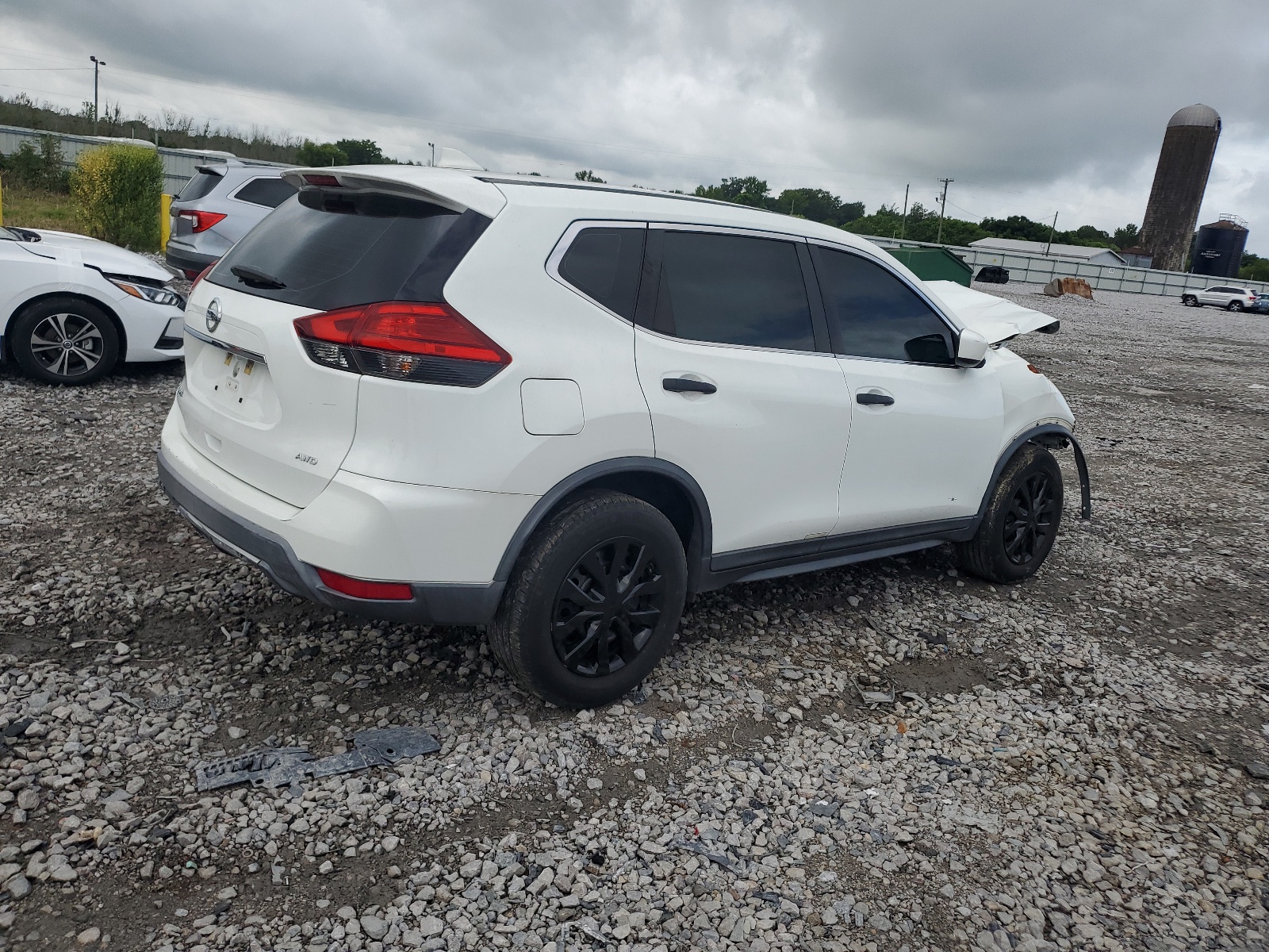 2017 Nissan Rogue S vin: KNMAT2MV4HP565786