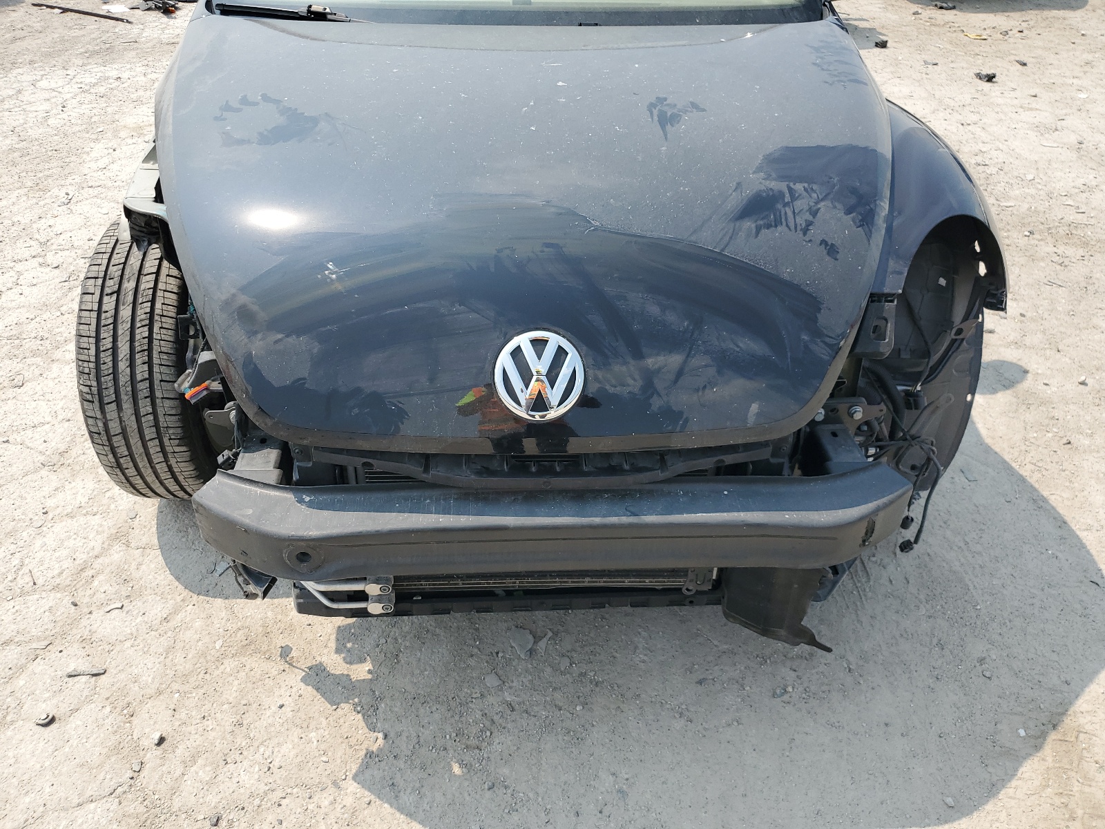 3VWJD7AT1JM727699 2018 Volkswagen Beetle Se