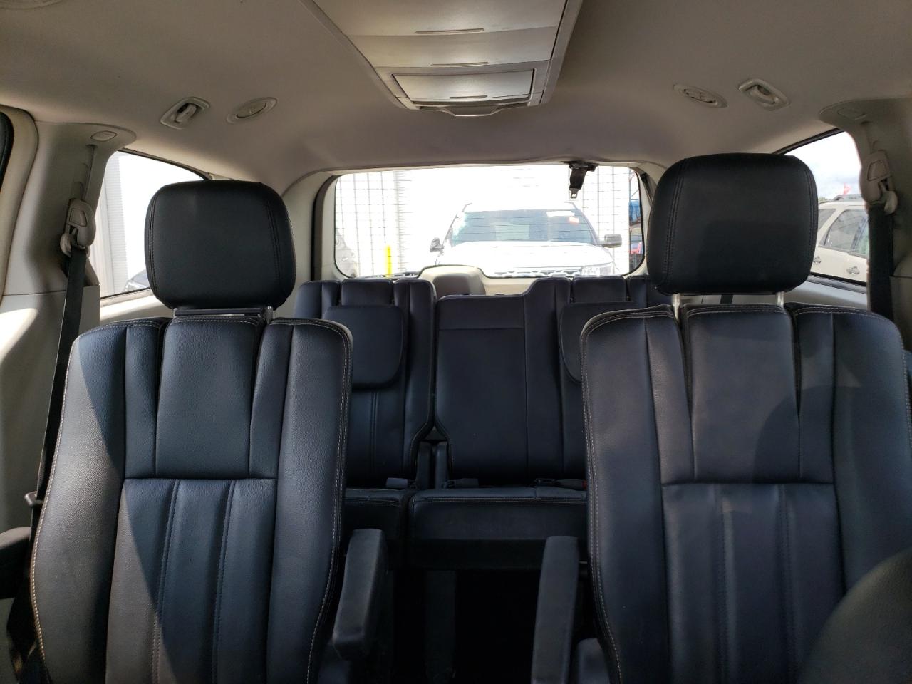 2013 Chrysler Town & Country - Image 10