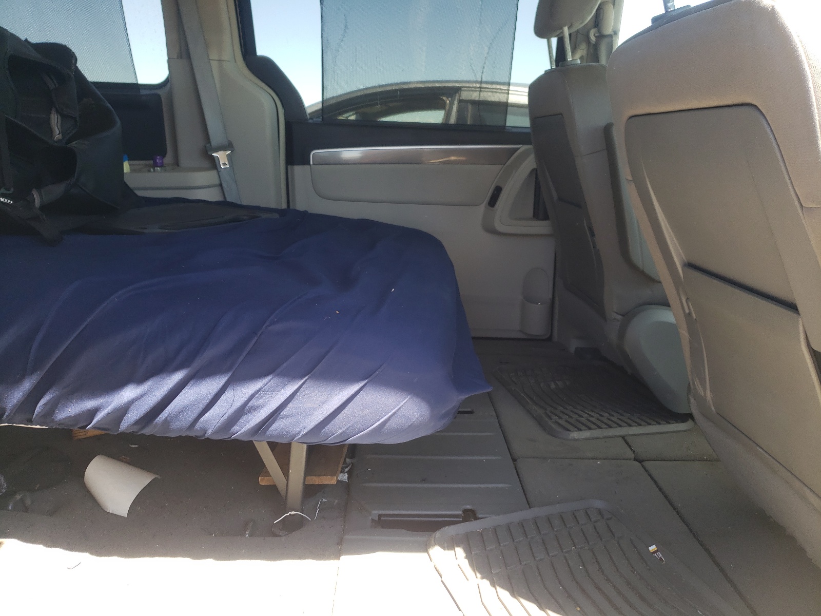 2V8HW34109R543832 2009 Volkswagen Routan Se