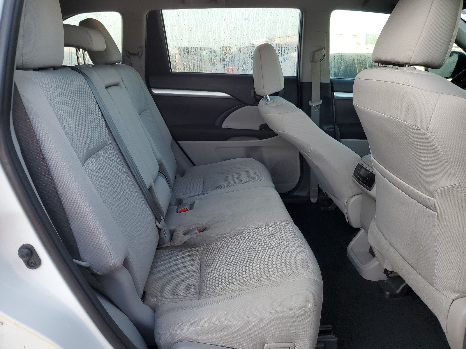 5TDZZRFH4KS364226 2019 Toyota Highlander Le