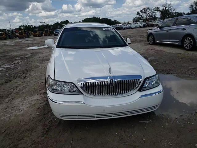 2007 Lincoln Town Car Signature VIN: 1LNHM81V57Y608555 Lot: 63311474