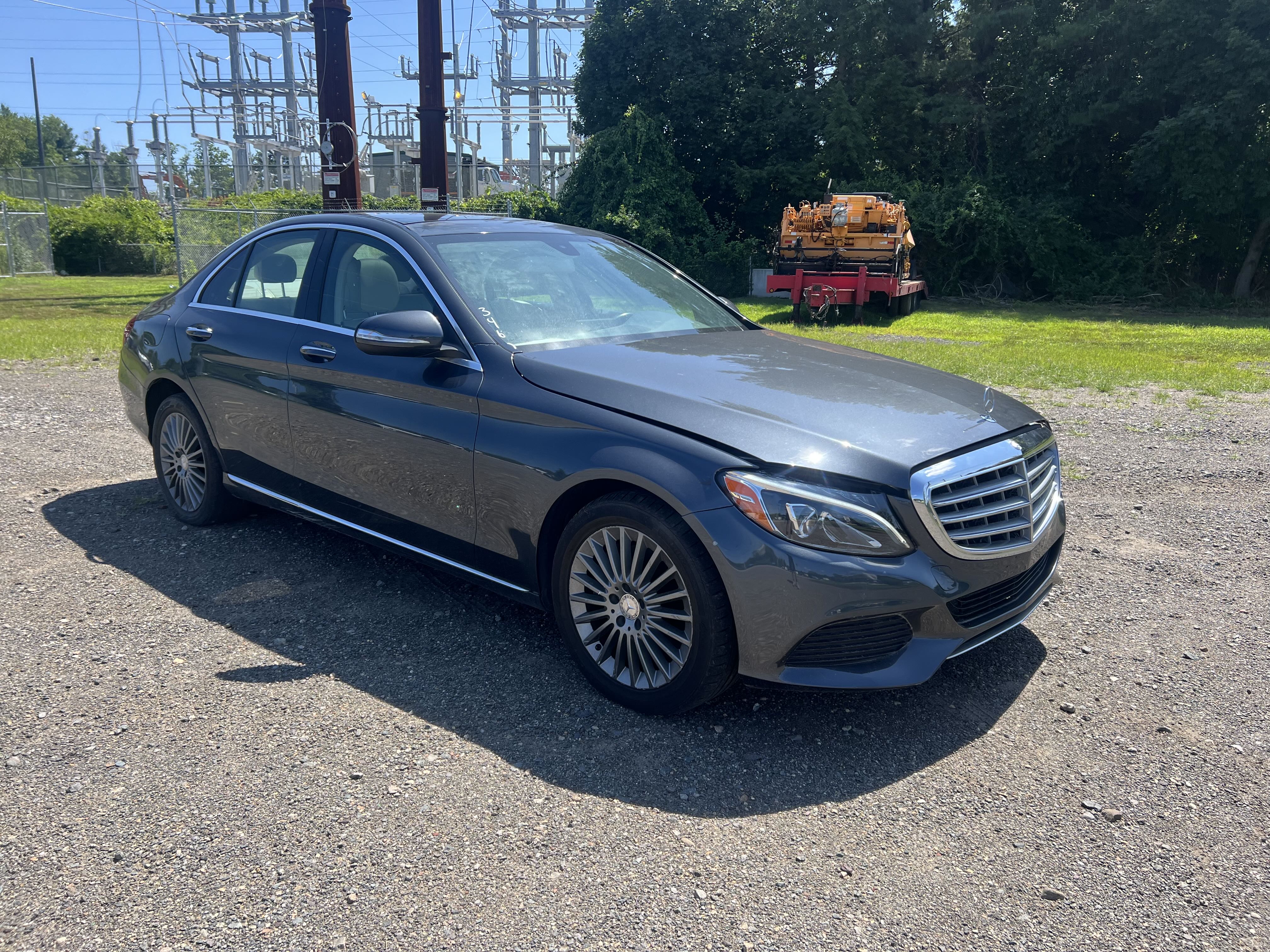 2015 Mercedes-Benz C 300 4Matic vin: 55SWF4KB2FU040362