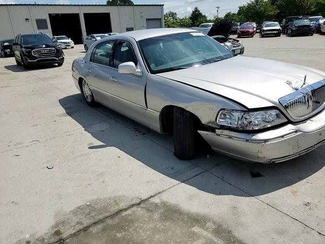 2008 Lincoln Town Car Signature Limited VIN: 2LNHM82W88X659749 Lot: 61242274