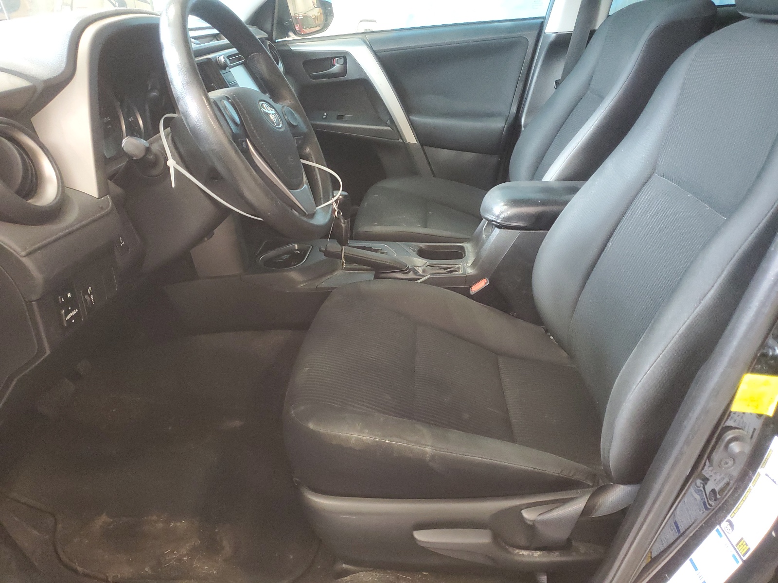 2T3BFREV5GW495379 2016 Toyota Rav4 Le