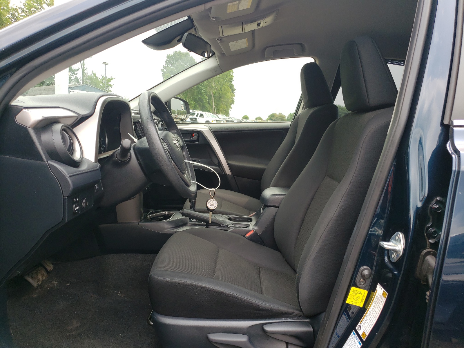 JTMBFREVXJJ743891 2018 Toyota Rav4 Le