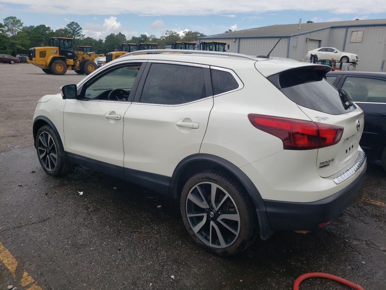 JN1BJ1CR9JW267290 2018 NISSAN ROGUE - Image 2