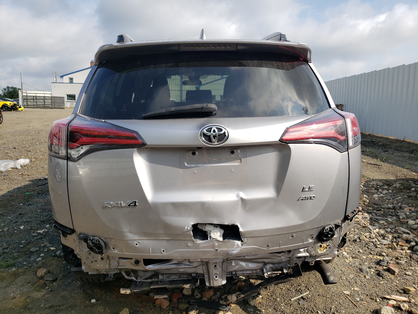 JTMBFREV5JJ245971 2018 Toyota Rav4 Le