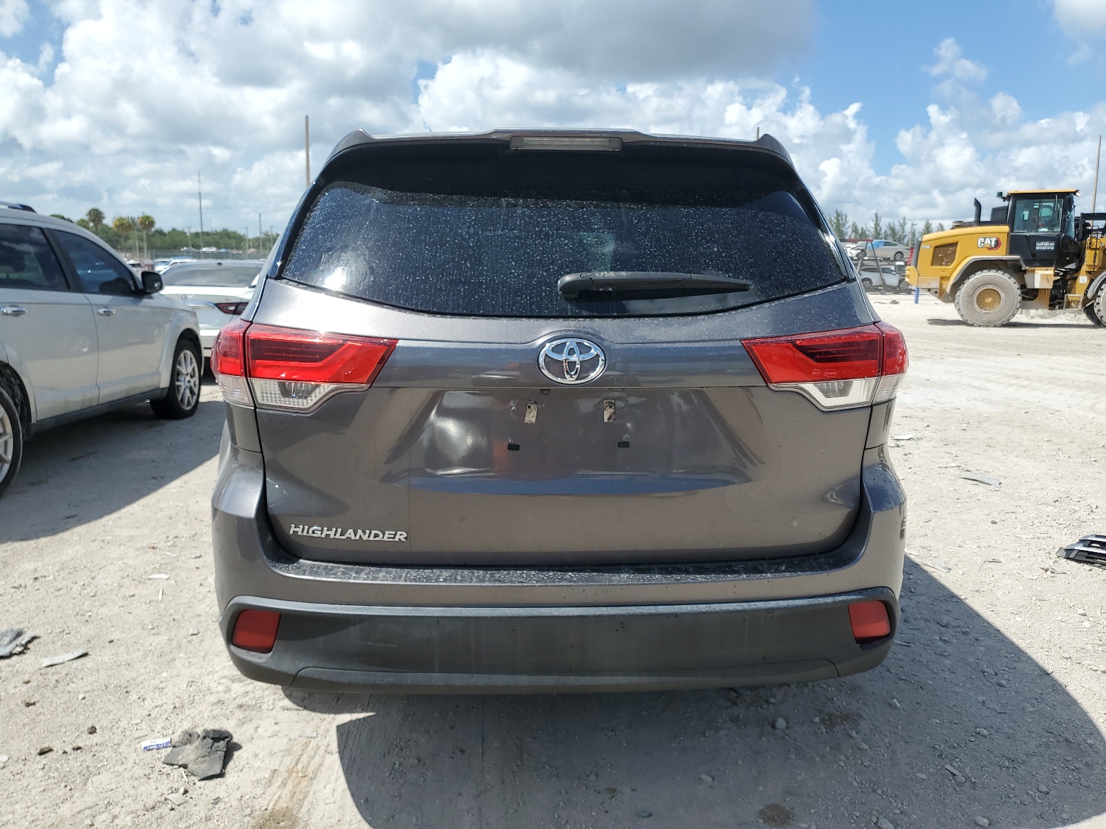 5TDZARFH0KS049723 2019 Toyota Highlander Le