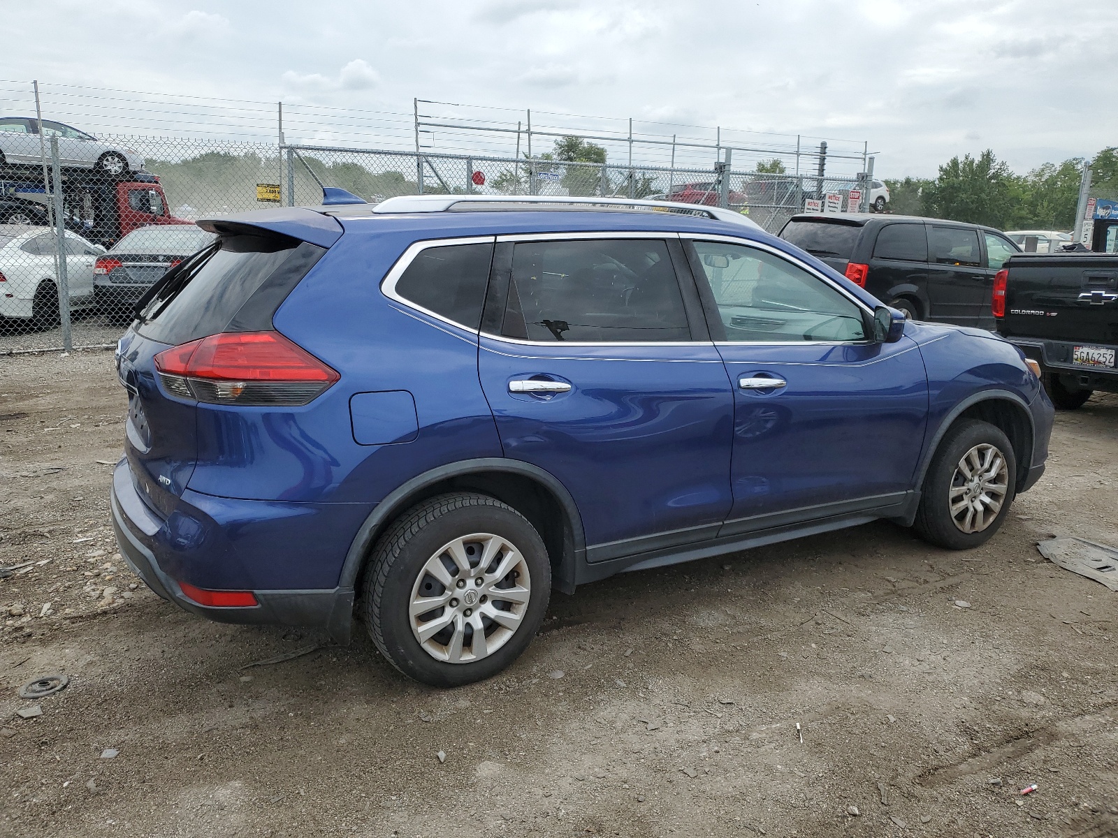 2017 Nissan Rogue S vin: KNMAT2MV2HP519843