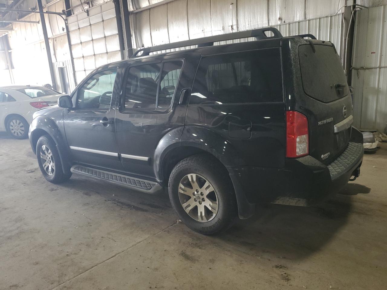 2011 Nissan Pathfinder - Image 2