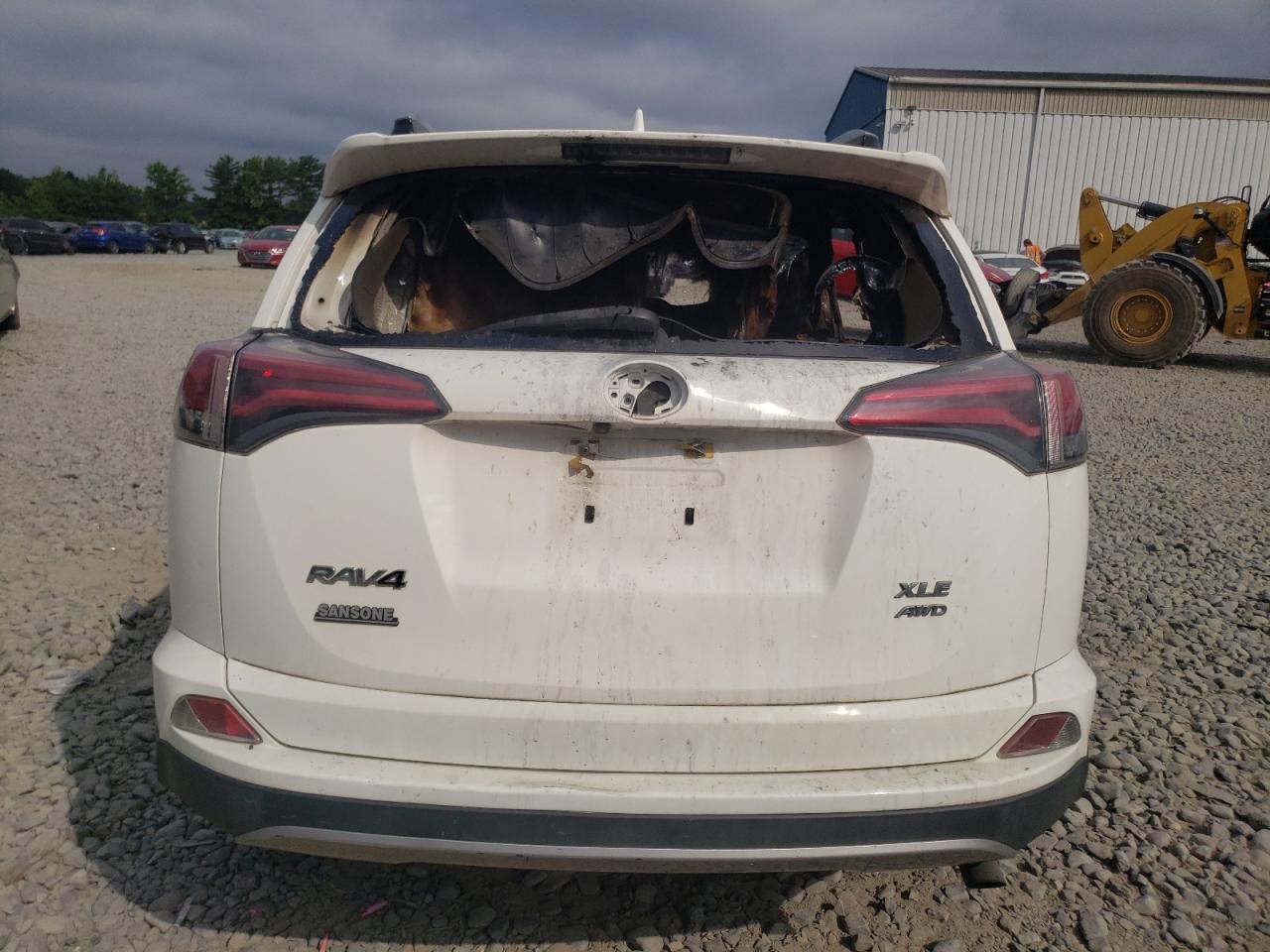 JTMRFREV7HJ137487 2017 Toyota Rav4 Xle