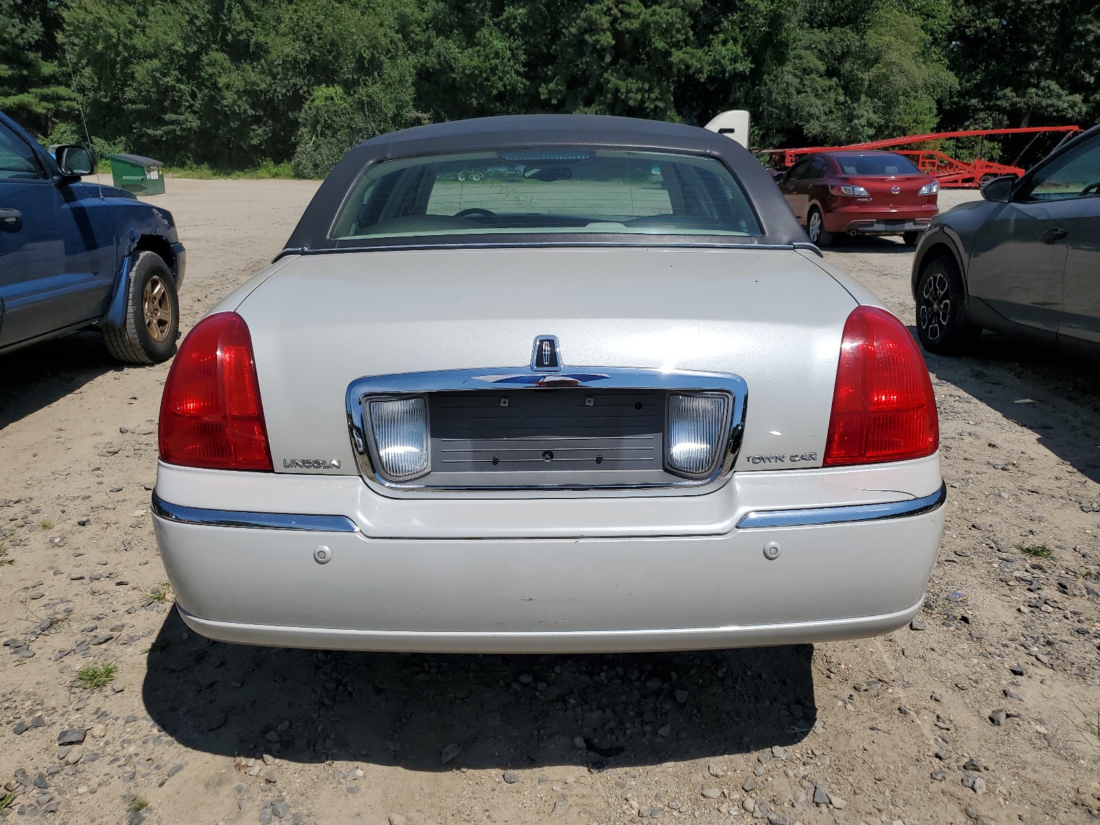 1LNHM81WX4Y672238 2004 Lincoln Town Car Executive